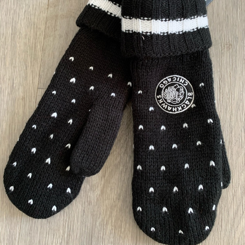 Women’s Chicago Blackhawks Mittens, NWT